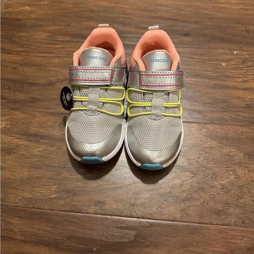 Little girls Saucony light up shoes size 8.